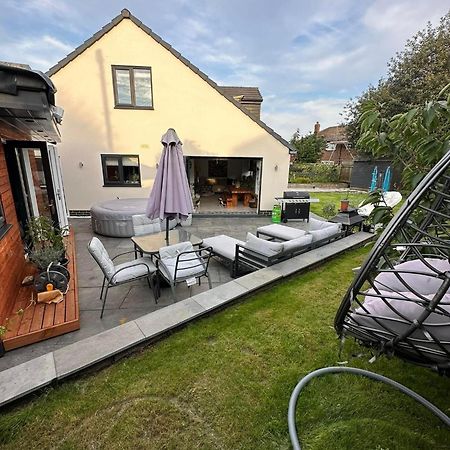 Modern Harrogate House Sleeps 10, Cinema Room & Hot Tub 外观 照片