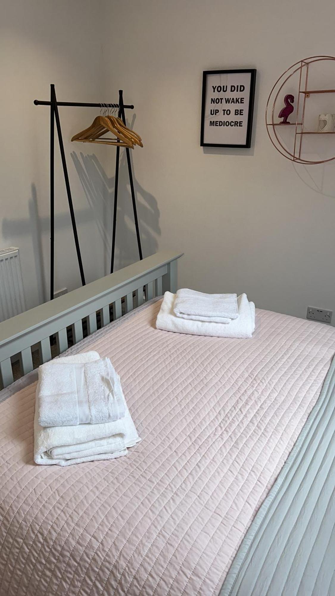 Modern Harrogate House Sleeps 10, Cinema Room & Hot Tub 外观 照片